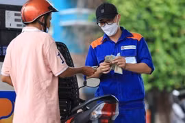 Giá xăng hôm nay 12/4: Tiếp tục giảm sâu?