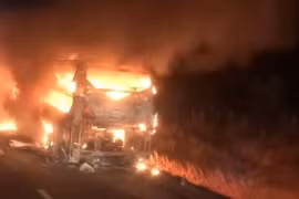 Xe khách bốc cháy trên cao tốc ở Bình Thuận, hành khách hoảng loạn