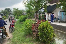 Phát hiện bé gái 2 tuổi tử vong dưới mương nước