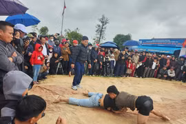 Du khách sôi nổi “khiêu chiến” tại sới vật lễ hội chùa Hương Tích