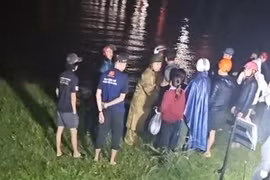 Để con gái lớn trên bờ, người mẹ ôm con nhỏ nhảy xuống sông Hương