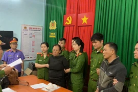 Bắt cặp vợ chồng “hờ” làm giả giấy phép lái xe máy ở Huế