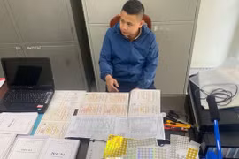 Bắt kẻ giả danh công an, “khui” ra đường dây làm giả giấy tờ