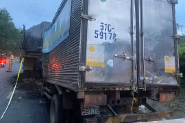 Phú Yên: Tông vào xe tải đỗ bên đường, 2 người tử vong