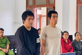 Hai cha con lĩnh án tù vì cầm đao chém người