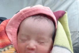 Xót xa bé gái còn nguyên dây rốn bị bỏ rơi bên vệ đường