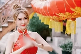 Gái xinh mặc sườn xám đi lễ chùa phản cảm, tưởng đẹp ai dè...