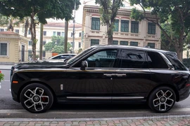 Rolls-Royce Cullinan 'độ' Black Badge cá tính giữa Hà Nội 
