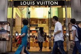 Sự thật choáng sau những chiếc túi Louis Vuitton tiền tỷ