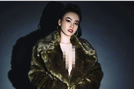 Linh Miu lại “chơi trội” diện áo khoác lông không nội y