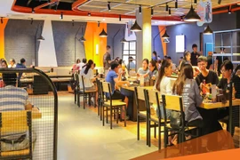 Lẩu Phan bị tố 'cân từng cọng rau thừa'