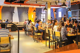 Lẩu Phan bị tố 'cân từng cọng rau thừa'