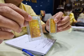 Giá vàng biến động, người dân lời bao nhiêu sau 1 năm đầu tư?