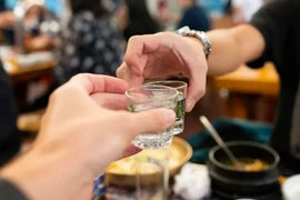 Bác sĩ chỉ rõ loại đồ uống tệ nhất với "chuyện ấy"