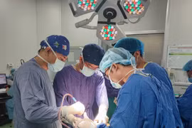 Nam thanh niên gãy xương cánh tay sau khi chơi vật tay