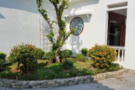 Nhà vườn 3.000m2 ngập tràn sắc hoa của Việt Trinh 