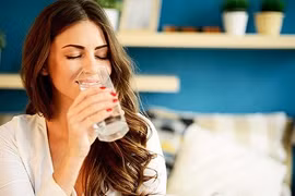 Lợi ích bất ngờ khi uống nước ấm lúc bụng đói