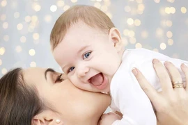 Hôn trẻ liệu có nguy hiểm?