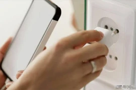 Điện thoại phát nổ khi đang rút sạc, cụ bà chấn thương nặng bàn tay