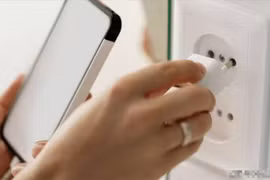 Điện thoại phát nổ khi đang rút sạc, cụ bà chấn thương nặng bàn tay