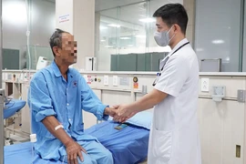 Tự chế rượu ngâm cao lá cây để uống, người đàn ông bị nhiễm độc gan