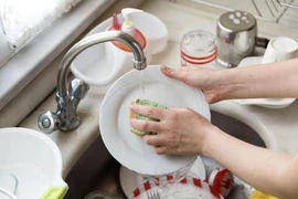 Đêm giao thừa, anh tôi tuyên bố sẽ rửa bát cả năm giúp vợ