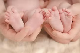 Sinh đôi nhưng không giống nhau, không trùng sinh nhật, vì sao?