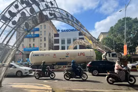 Xe bồn chở gas tông sập cổng chào ở Buôn Ma Thuột