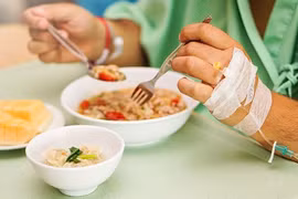 Bệnh nhân ung thư khó ăn, dễ bị nôn trớ cần lưu ý gì?