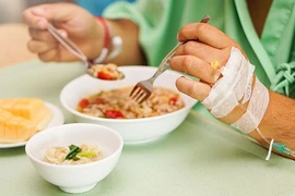 Bệnh nhân ung thư khó ăn, dễ bị nôn trớ cần lưu ý gì?