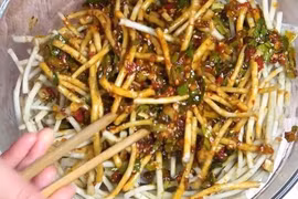 Ngoài lá, rễ của loại rau này cũng rất giòn, làm salad hay xào đều ngon