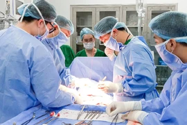 "U quái" chứa cả xương, tóc, móng trong buồng trứng bé gái 15 tuổi