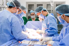 "U quái" chứa cả xương, tóc, móng trong buồng trứng bé gái 15 tuổi