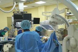 Nút động mạch phế quản cấp cứu người đàn ông đột ngột ho ra máu