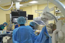 Nút động mạch phế quản cấp cứu người đàn ông đột ngột ho ra máu