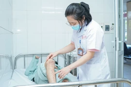 Rắc bột kháng sinh lên vết thương, thanh niên 18 tuổi bị nhiễm trùng da nặng