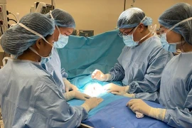 Bé trai 8 tháng tuổi có dương vật cong hình "dấu hỏi" hiếm gặp