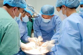 Chủ quan con quấy khóc không ngờ xoắn ruột nguy hiểm