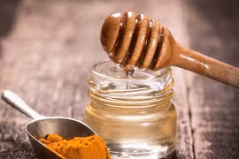 Mẹo giảm quầng thâm mắt tại nhà với mật ong