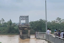 Chi hơn 9 tỷ đồng trục vớt cầu Phong Châu và phương tiện gặp nạn