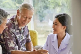 Biếu mẹ chồng 10 triệu ăn Tết, tôi nhận được món quà lớn