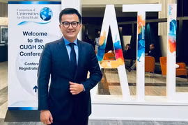 Giáo sư Trần Xuân Bách nhận giải thưởng Lãnh đạo đổi mới y tế toàn cầu