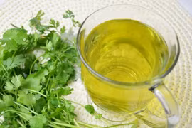 Uống nước lá rau mùi lợi ích không ngờ