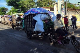 Cân rác tính tiền: Nhiều xe thu gom ở TP HCM xếp hàng dài