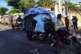 Cân rác tính tiền: Nhiều xe thu gom ở TP HCM xếp hàng dài