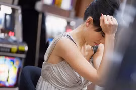 Thấy chồng tặng chị dâu hoa và quà, tôi đã làm chuyện động trời