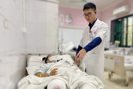 Cứu người phụ nữ bị dập nát hai chân do tai nạn giao thông