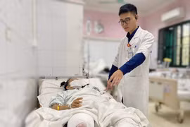 Cứu người phụ nữ bị dập nát hai chân do tai nạn giao thông