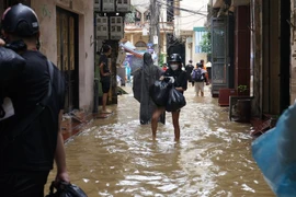 Bác sĩ mách cách tránh nguy hiểm và tự cứu mình trong mưa lũ