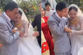Xúc động khoảnh khắc bố mếu máo tiễn con gái về nhà chồng